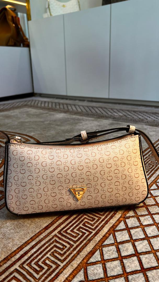 CARTERA RECTANGULAR GUESS ROSA CLASICA