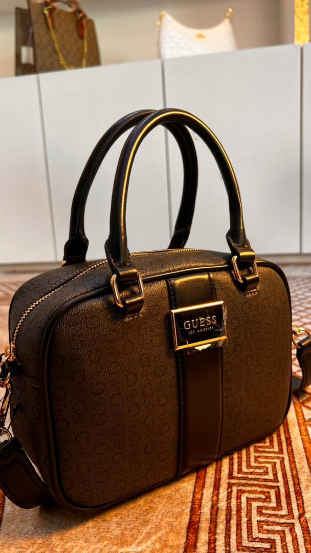 CARTERA ESTILO BAUL GUESS